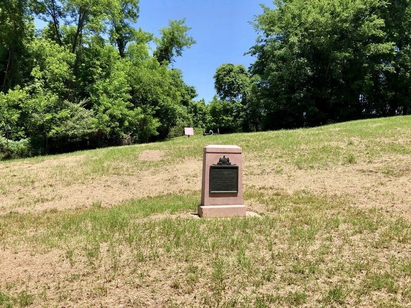 View of marker from Confederate Avenue in far background. image. Click for full size.
