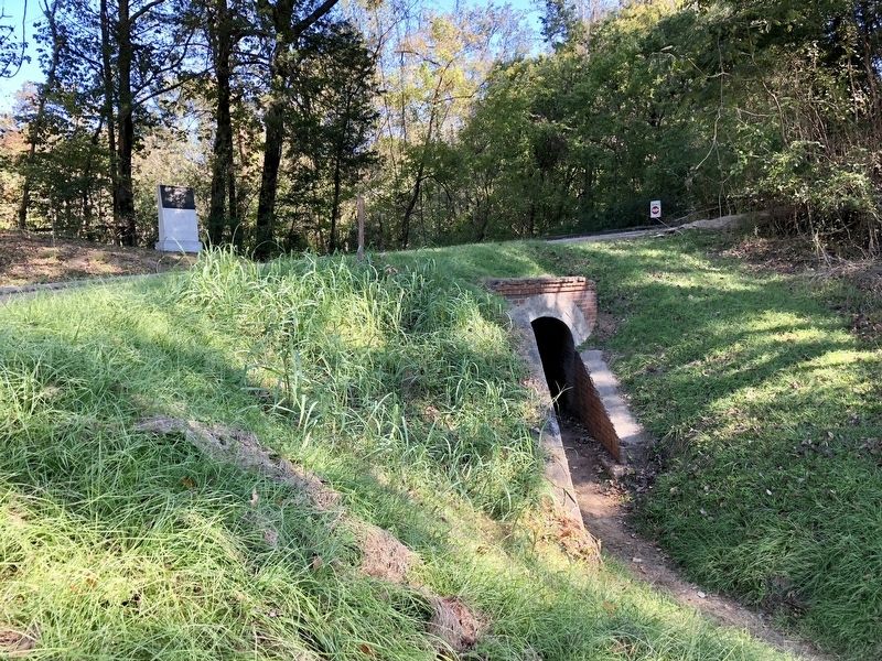 Tunnel used by the Union to approach the Confederates. image. Click for full size.