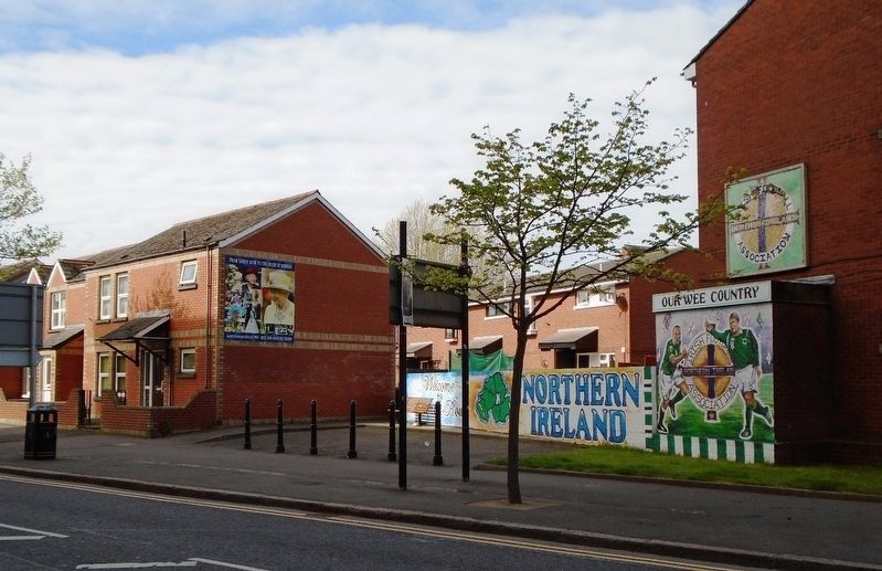 Homes and Murals along Sandy Row south of Hope Street image. Click for full size.