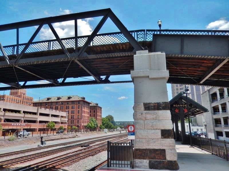 Dr. Martin Luther King Jr. Memorial Bridge<br>(<i>west side • Roanoke Station behind</i>) image. Click for full size.