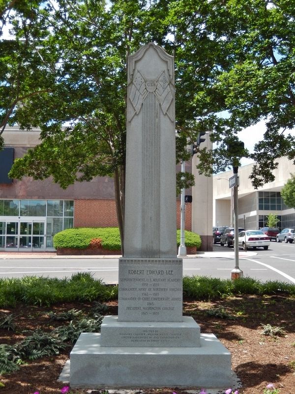 Robert Edward Lee Monument (<i>tall view</i>) image. Click for full size.