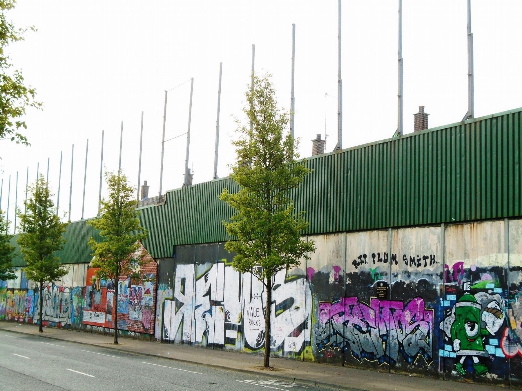 Peace Wall Along Cupar Way (Protestant Side) image. Click for full size.