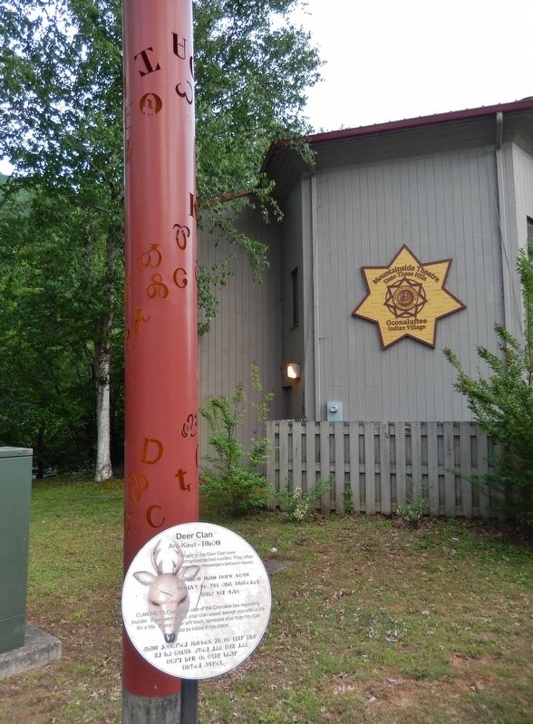Deer Clan Marker (<i>wide view • Cherokee Historical Association building in background</i>) image. Click for full size.