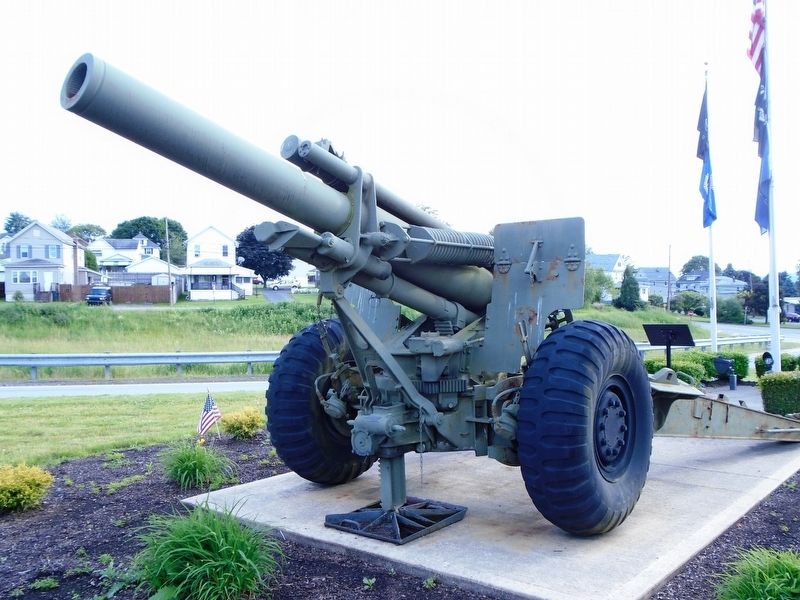 Veterans Memorial 155mm Howitzer image. Click for full size.