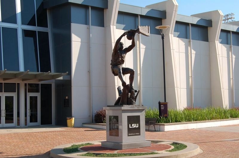 Shaquille O'Neal statue and marker image. Click for full size.