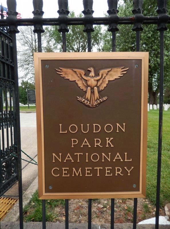 Loudon Park National Cemetery plaque<br>(<i>mounted on right side of entrance</i>) image. Click for full size.