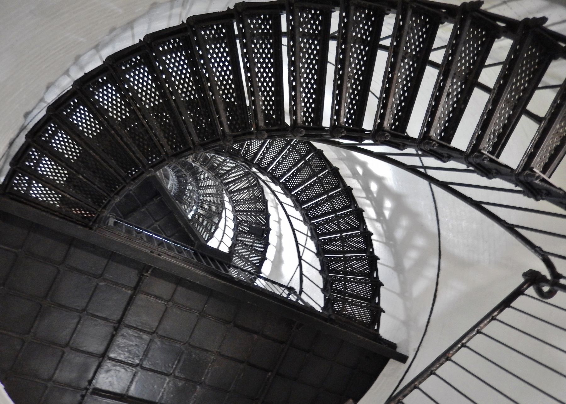 Hunting Island Lighthouse Sprial Staircase<br>(<i>looking up from the bottom</i>) image. Click for full size.
