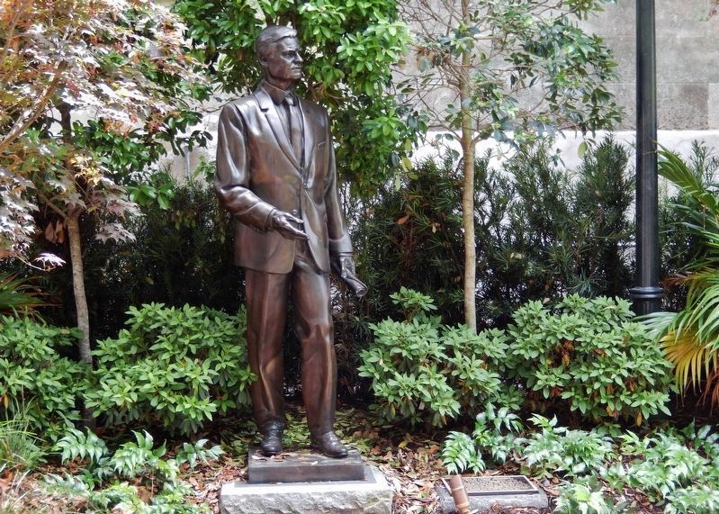 Ernest F. "Fritz" Hollings Marker<br>(<i>wide view � marker is right of statue at ground level</i>) image. Click for full size.