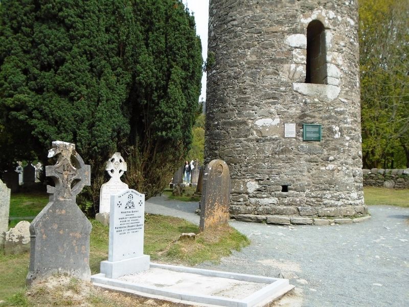 An Cloigtheach / The Round Tower and Marker image. Click for full size.
