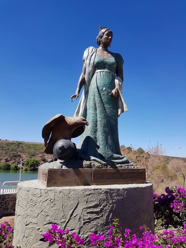 A nearby statue of Josefa Ortiz de Domínguez, la Corregidora image. Click for full size.