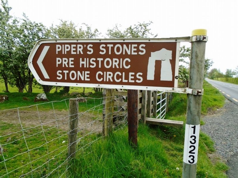 Clocha an Phiobare / Piper's Stones Sign along N81 image. Click for full size.