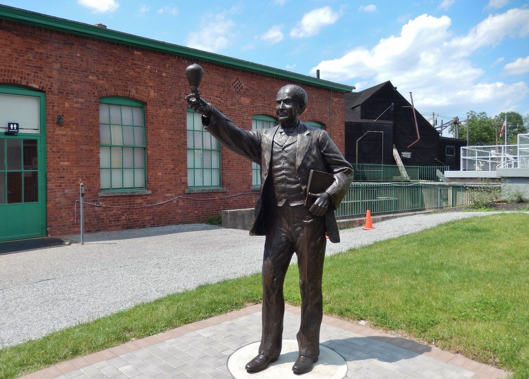 Thomas Edison Statue image. Click for full size.