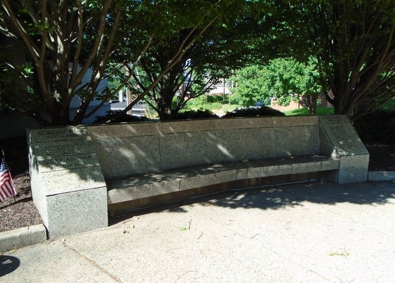 Alumni Memorial Plaza Bench image. Click for full size.