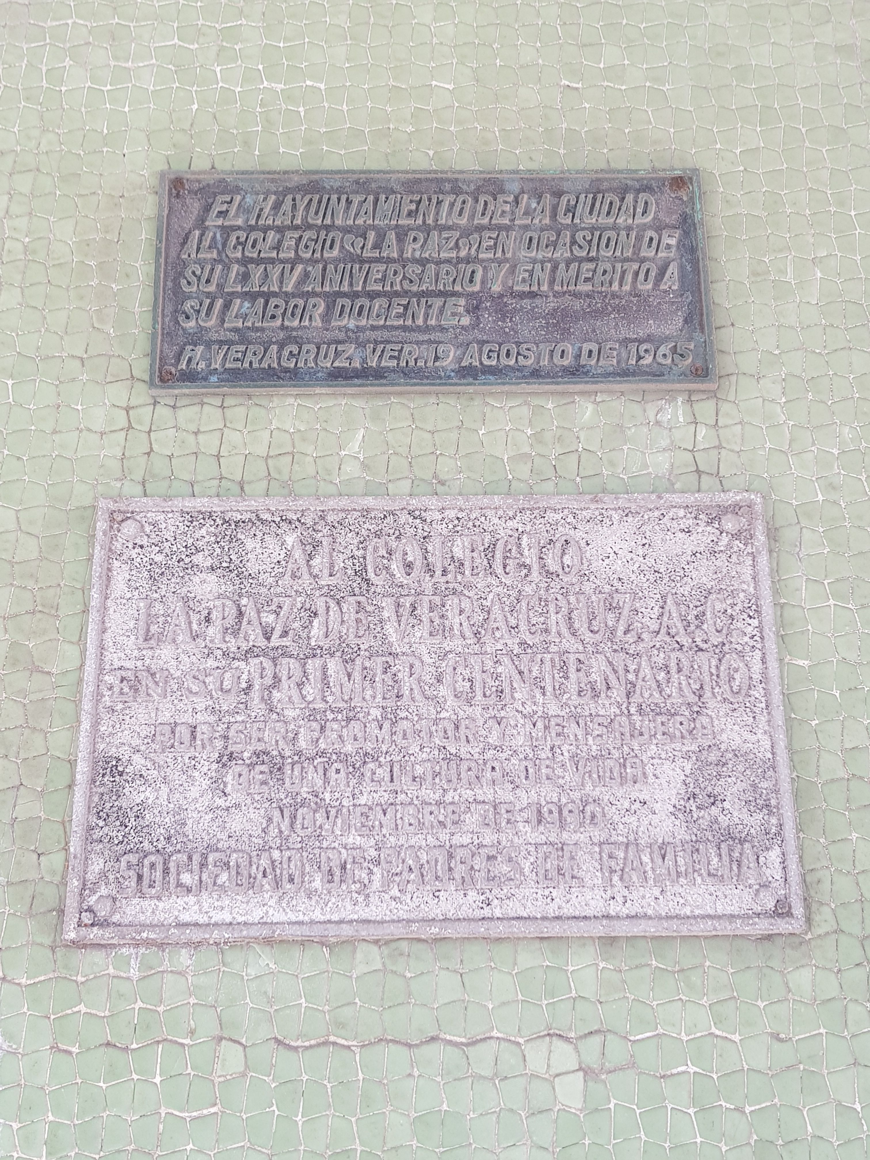 Additional markers for the "La Paz" School, founded in 1890