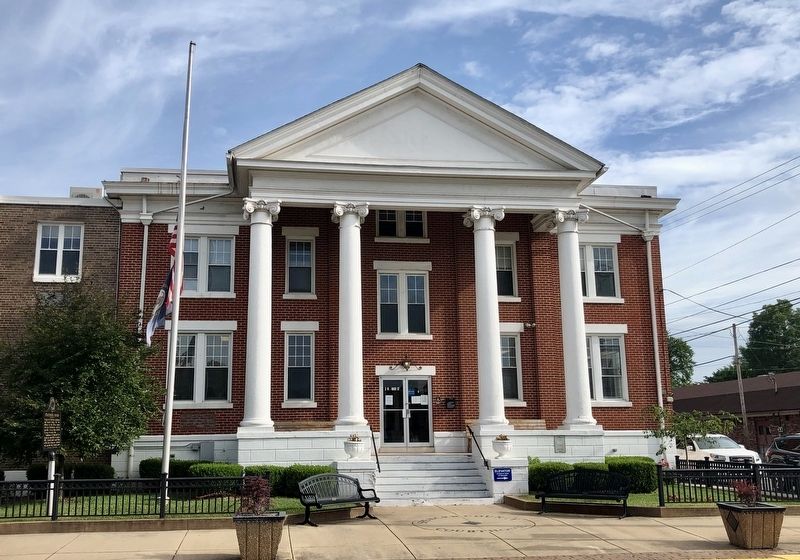 Spencer County Courthouse (marker is on left). image. Click for full size.