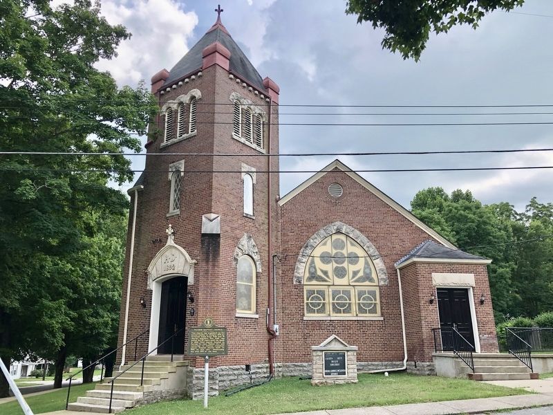 The Pilgrim Baptist Church & Marker image. Click for full size.
