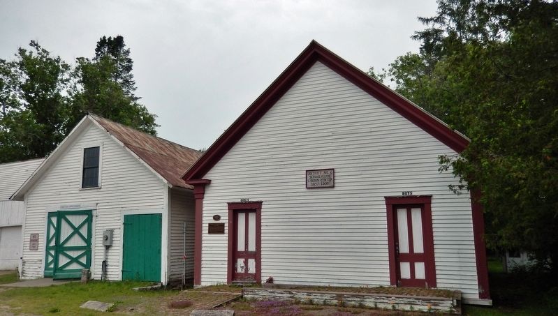 District 6 Schoolhouse (<i>wide view from Cemetery Circle</i>) image. Click for full size.
