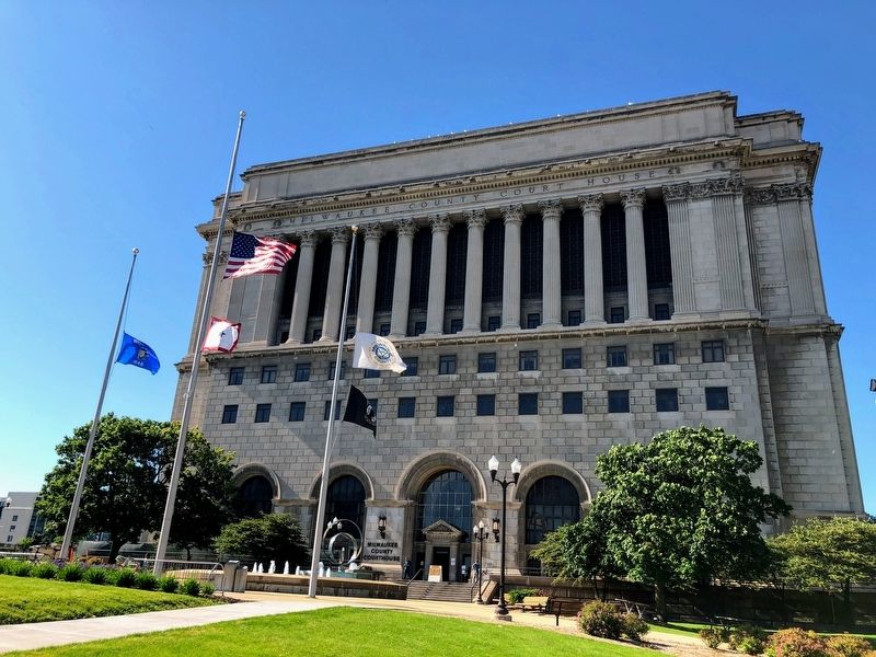 Milwaukee County Courthouse image. Click for full size.
