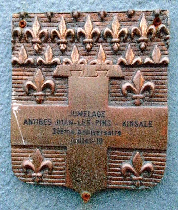 Kinsale-Cionn TSáile and Antibes-Juan Les Pins Twinning 20th Anniversary Marker image. Click for full size.