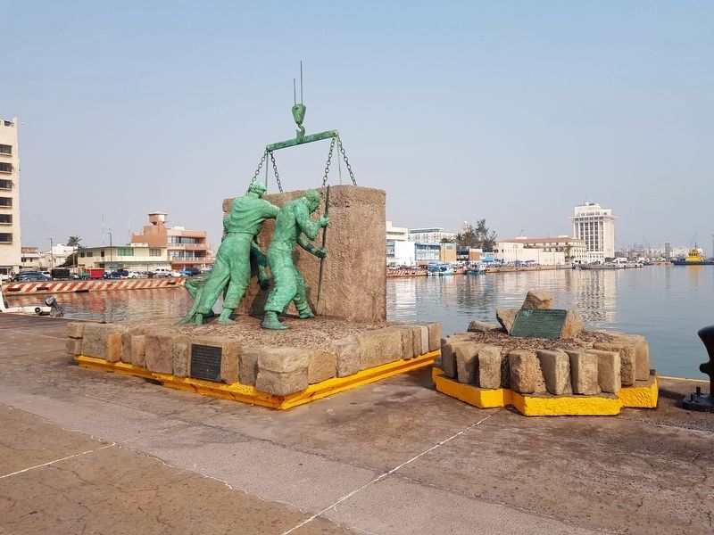 Inauguration of the Port of Veracruz, 1902 Marker and "El Esfuerzo" sculpture image. Click for full size.