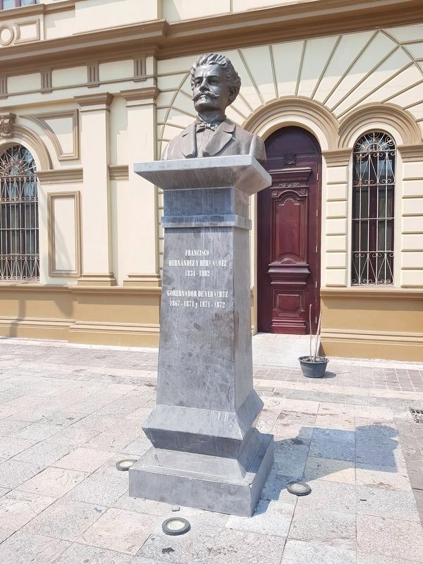 A nearby bust of Governor Hern�ndez image. Click for full size.