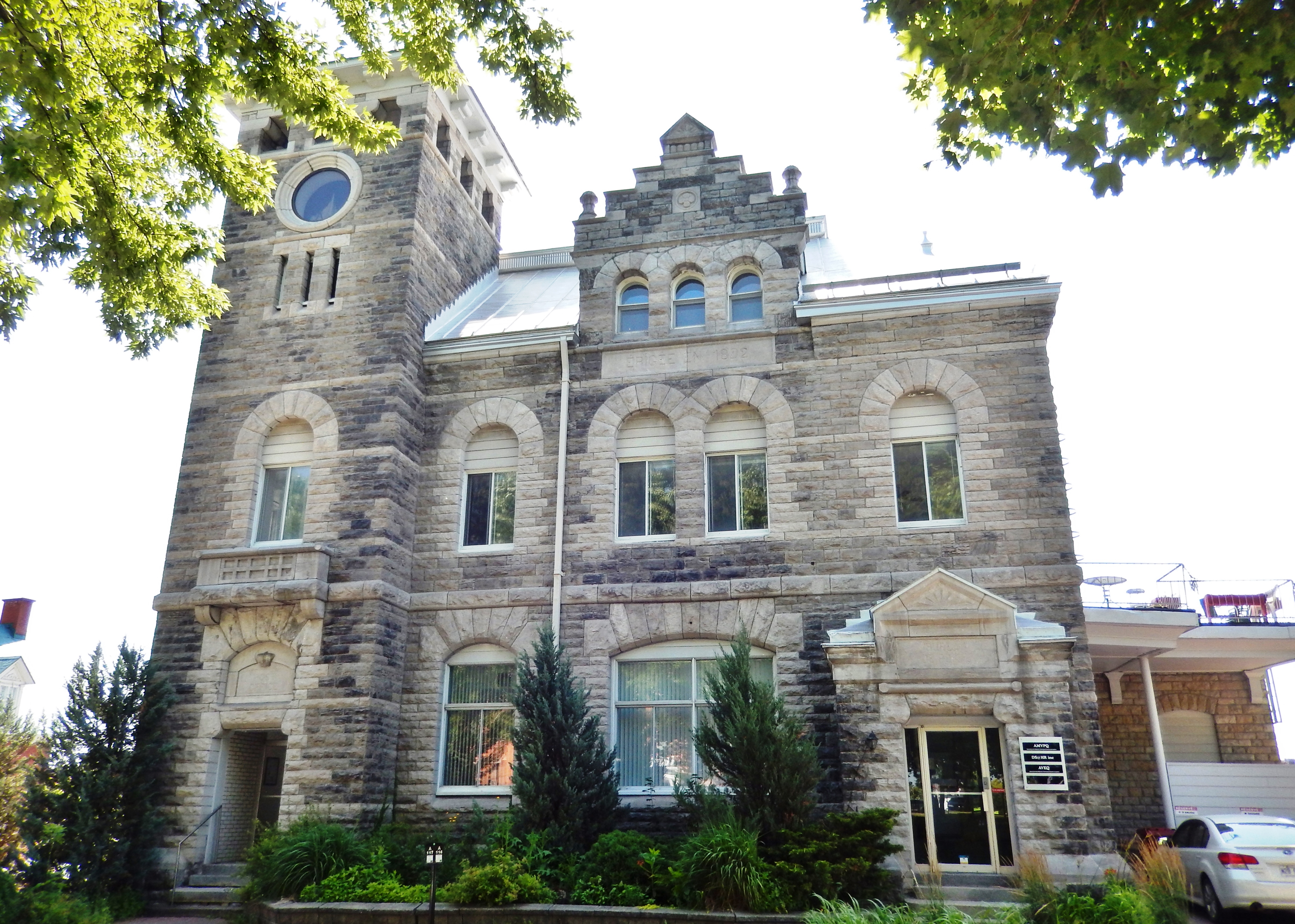 Former Saint-Hyacinthe Post Office<br>(<i>front view from near marker</i>)