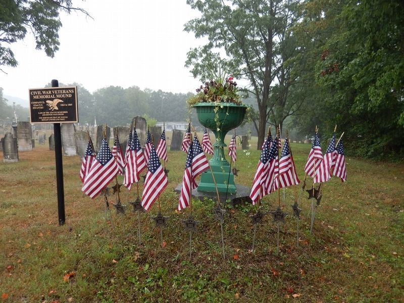 Civil War Veterans Memorial Mound and Urn image. Click for full size.