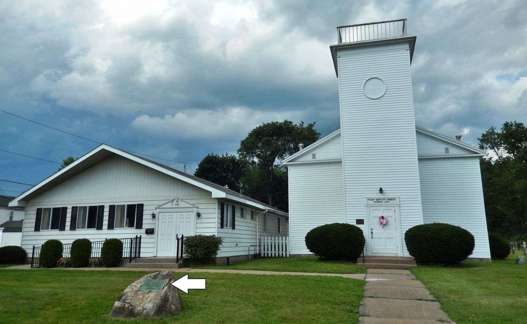 First Baptist Church of Deerfield (<i>marker visible in left foreground</i>) image. Click for full size.