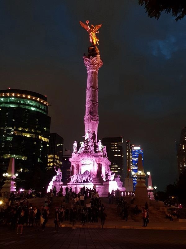 Monument to Mexican Independence seen at night image. Click for full size.