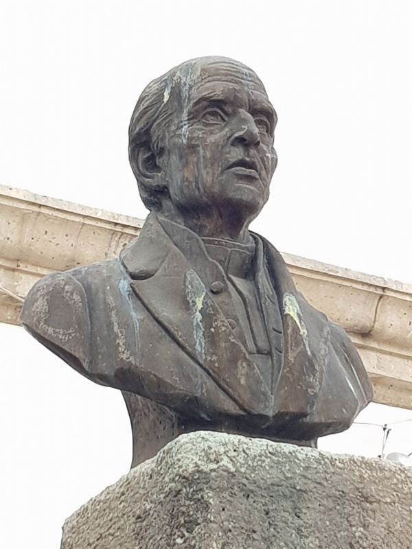 A nearby bust of Hidalgo, on a column inscribed with "1983". Click for full size. A nearby bust of Hidalgo, on a column inscribed with "1983" image. Click for full size.