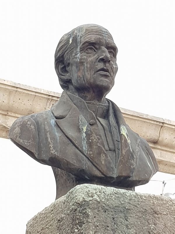A nearby bust of Hidalgo, on a column inscribed with "1983" image. Click for full size.