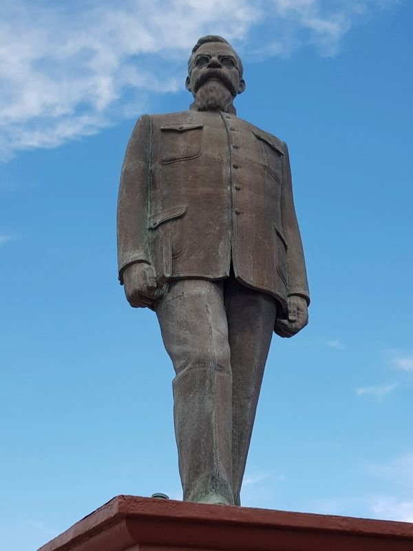 Venustiano Carranza Garza statue image. Click for full size.