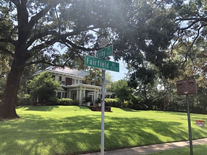 Pine Wold house and marker. image. Click for full size.