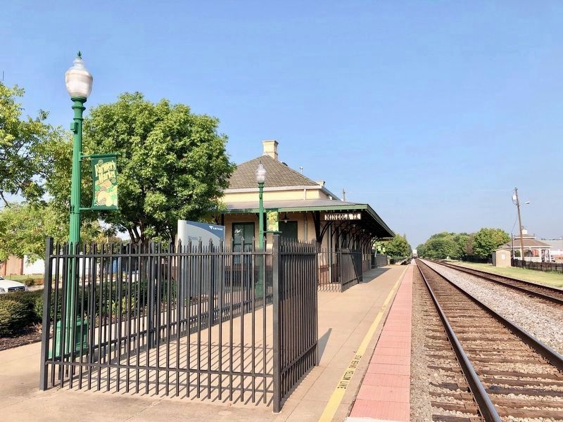 Mineola Train Platform image. Click for full size.