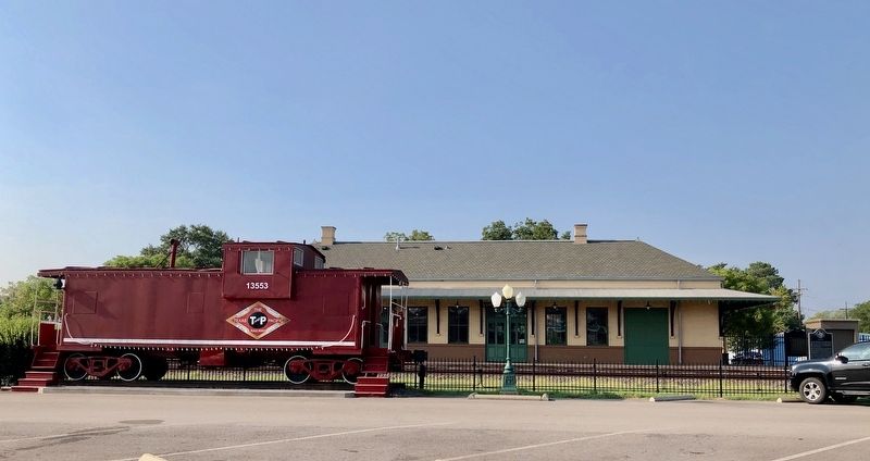 Marker near Mineola Train Depot and old caboose. image. Click for full size.