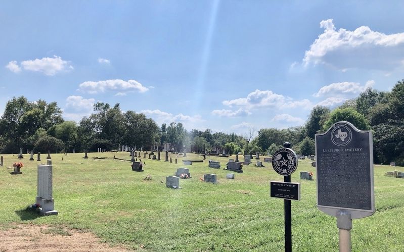 Leesburg Cemetery marker and HTC marker. image. Click for full size.