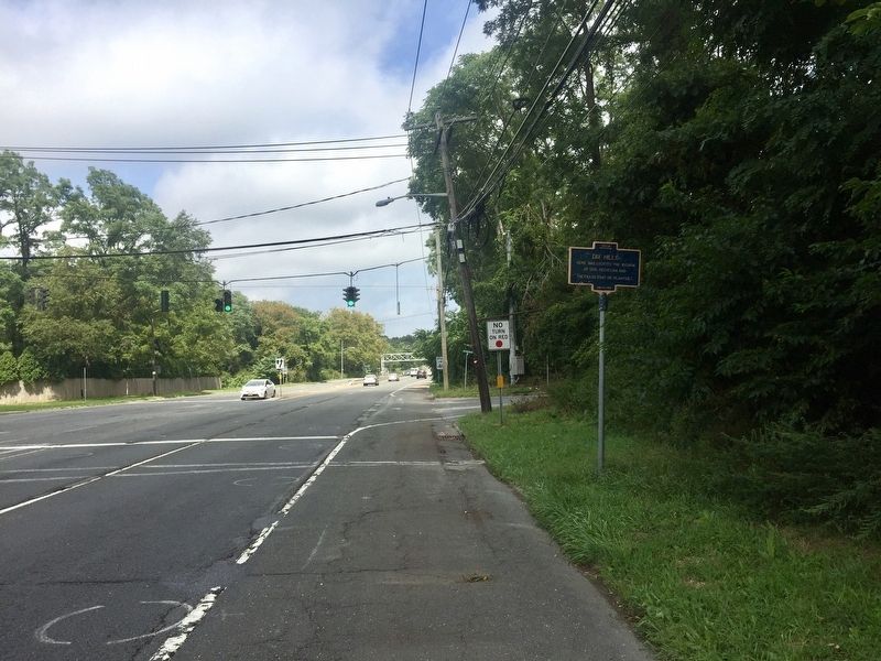 Dix Hills Marker - wide view, looking north on Deer Park Avenue image. Click for full size.