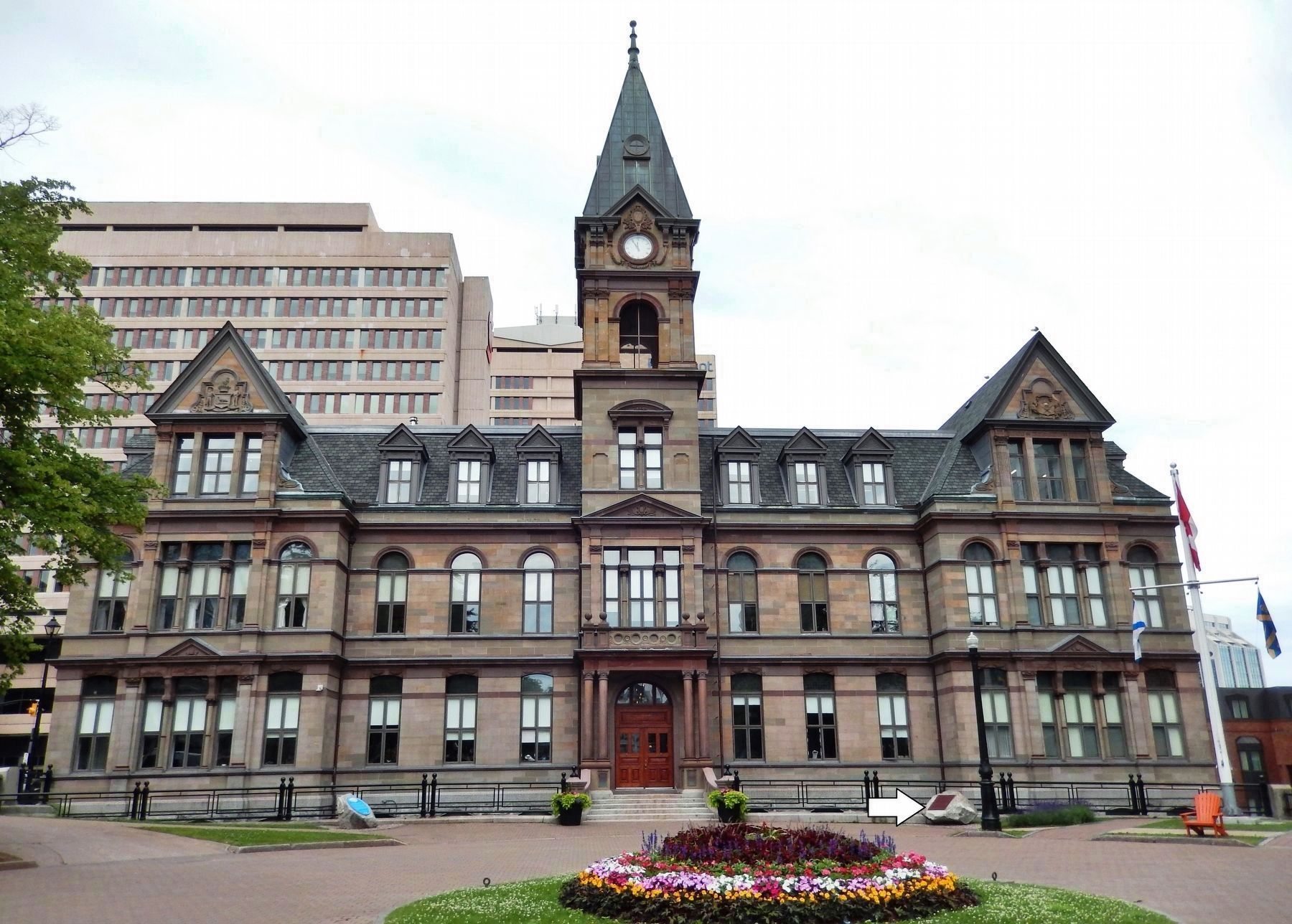 Halifax City Hall / Hôtel de ville d'Halifax (<i>south side • marker visible right of entrance</i>) image. Click for full size.