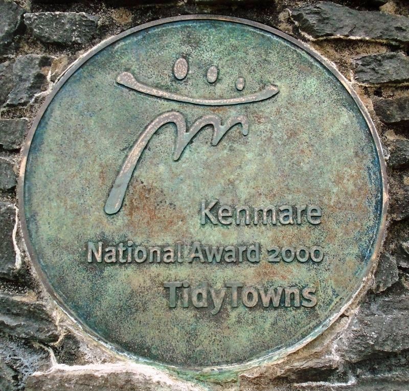 2000 National Tidy Town Award Medallion in Fair Green image. Click for full size.