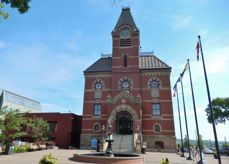 Fredericton City Hall / L'Hôtel de ville de Fredericton<br>(<i>front view from Queen Street</i>) image. Click for full size.
