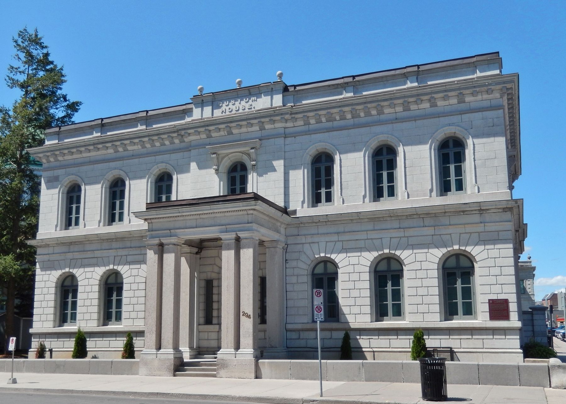 Kingston Custom House / Bâtiment des Douanes de Kingston. Click for full size. Kingston Custom House / Bâtiment des Douanes de Kingston image. Click for full size.