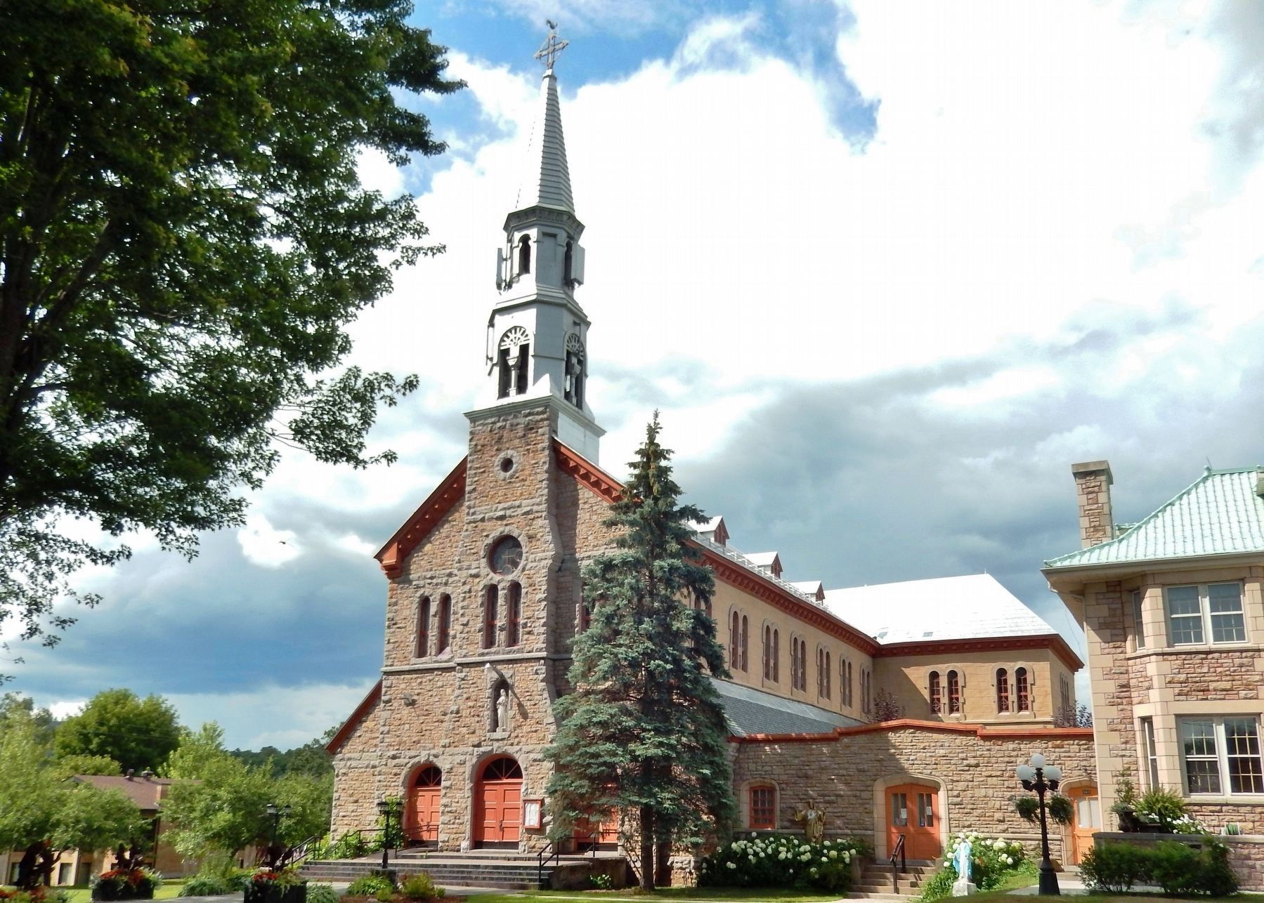 Notre-Dame-de-Bon-Secours Parish Church, Montebello. Click for full size. Notre-Dame-de-Bon-Secours Parish Church, Montebello image. Click for full size.