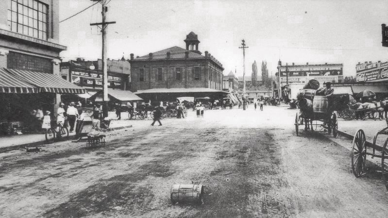Marker detail: Roanoke market scene around 1912 image. Click for full size.
