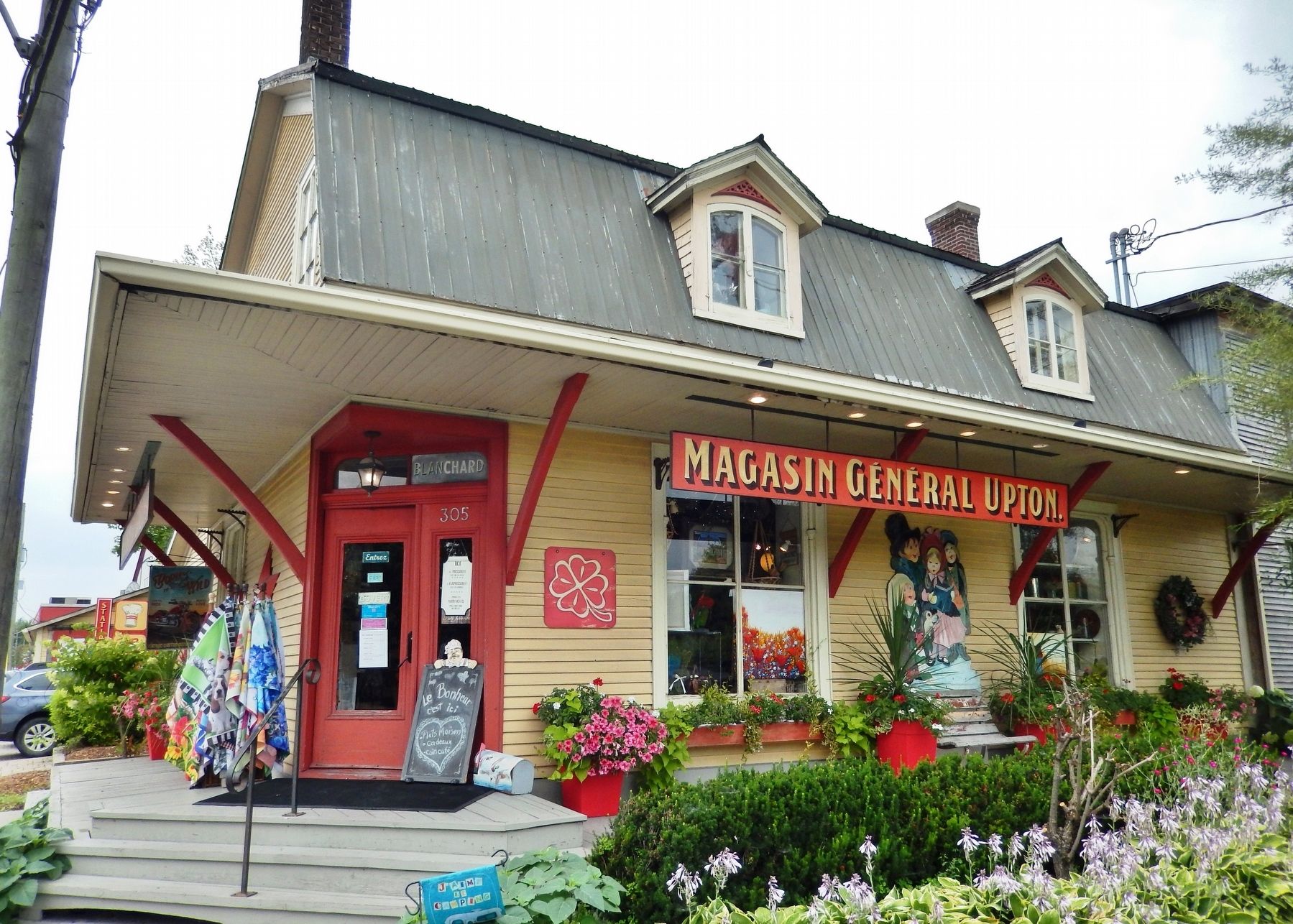 Le Magasin Général Upton / The Upton General Store (<i>southeast corner view</i>) image. Click for full size.
