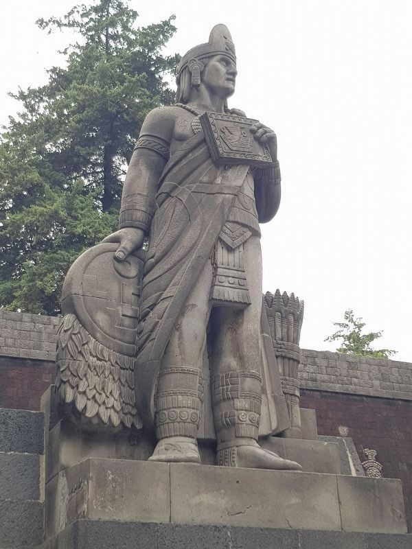 A nearby Nezahualc�yotl statue image. Click for full size.