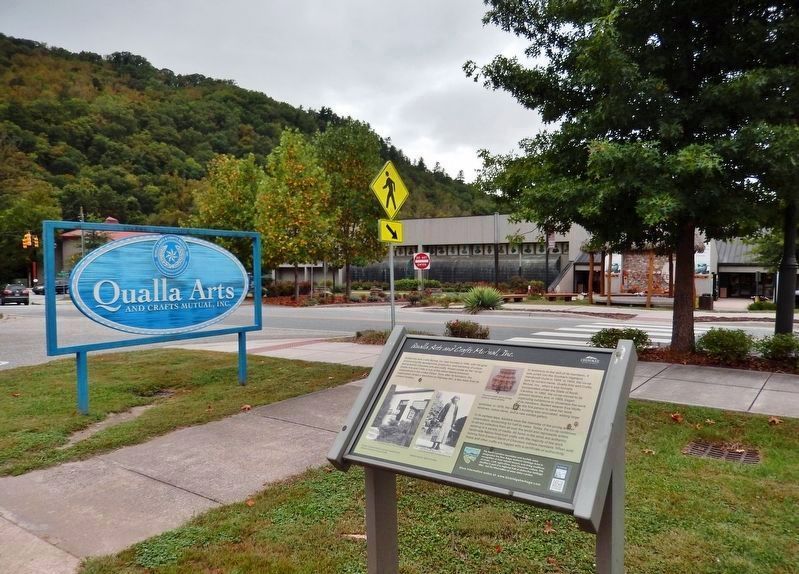 Qualla Arts and Crafts Mutual Marker<br>(<i>wide view • Cherokee Museum in background</i>) image. Click for full size.