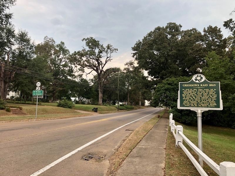 Marker looking towards downtown on Pecan Avenue. image. Click for full size.
