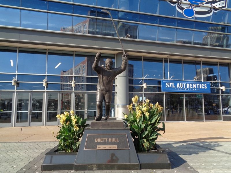 Brett Hull Statue image. Click for full size.