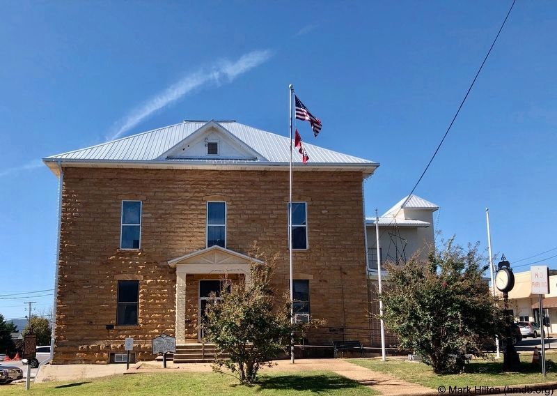 Marker (on left) at the Searcy County Courthouse. image. Click for full size.