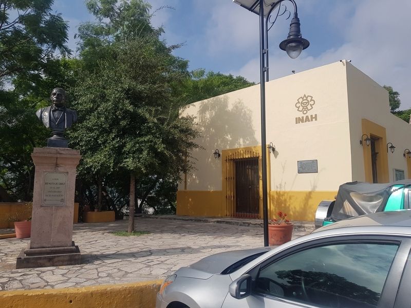 Benito Ju�rez Marker, to the left of this small INAH building image. Click for full size.
